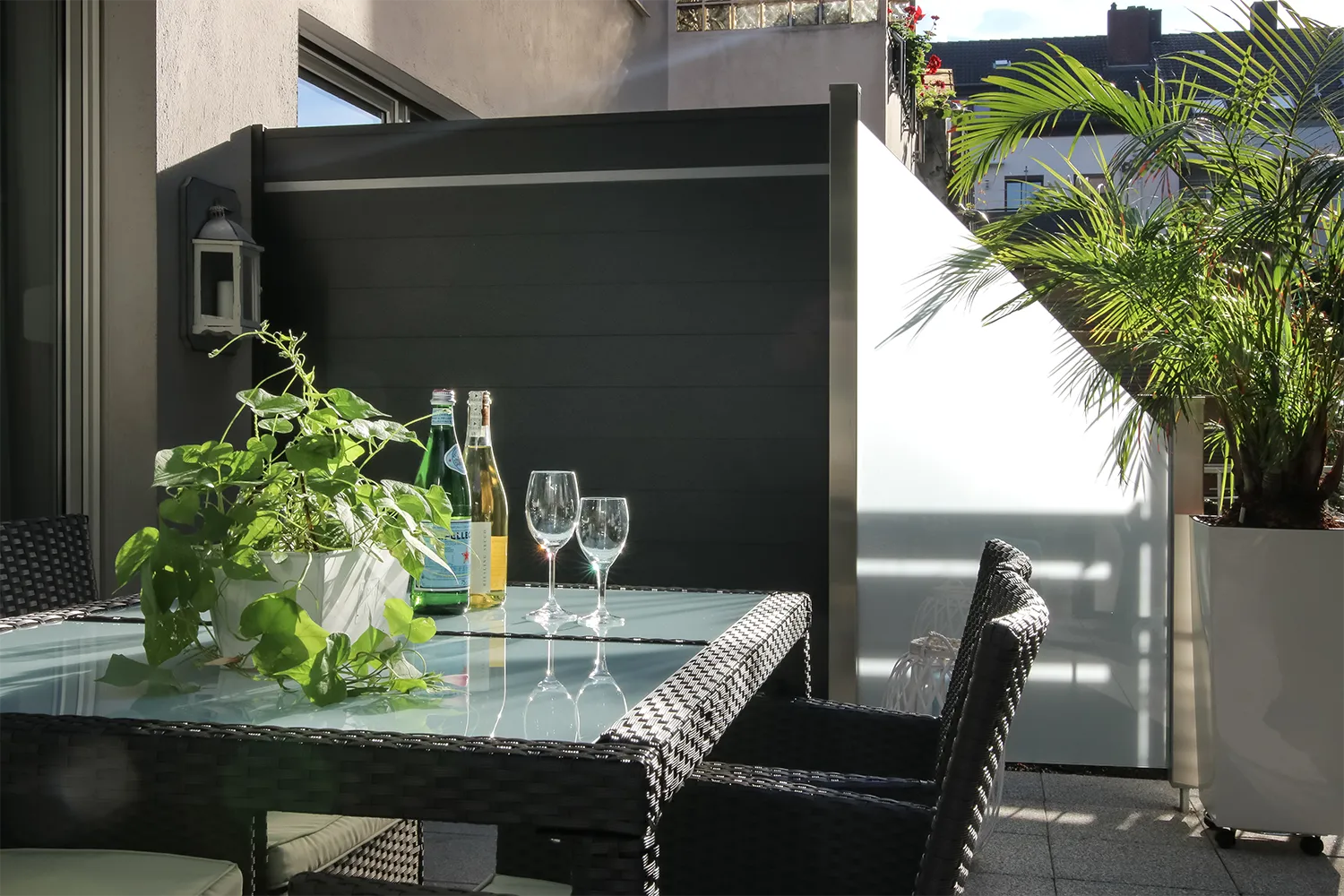 Glazen panelen voor terrasafscheiding
